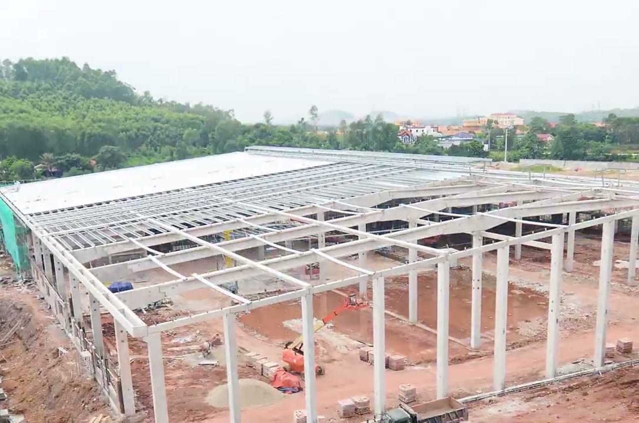 GĐ 3 — Lợp mái thép (mái trắng đang lên)